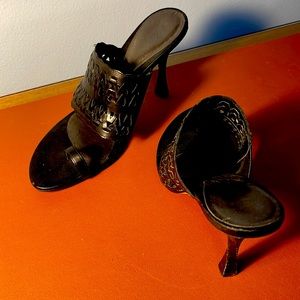 Comfortable fashionable black heeled shoes